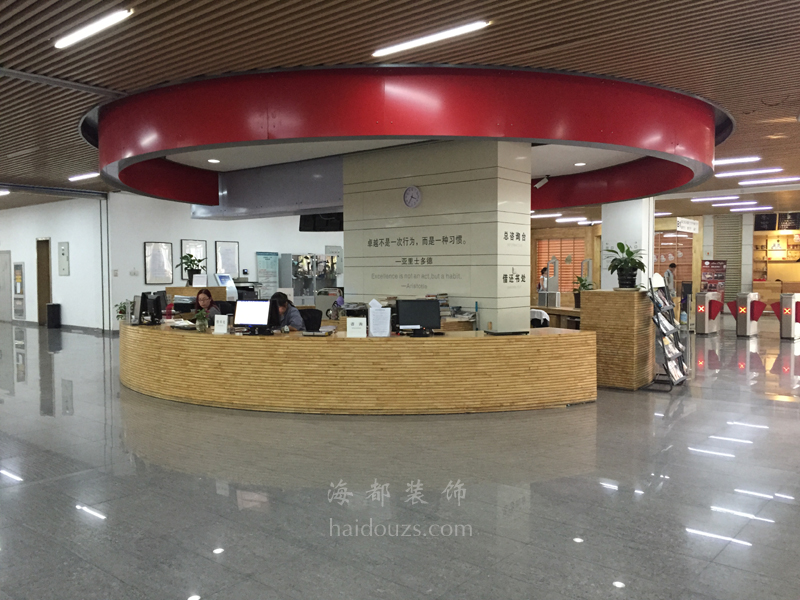 圖書(shū)館咨詢台大(dà)廳